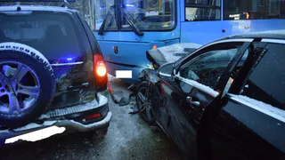 В Ухте произошло ДТП с участием двух автомобилей и автобуса