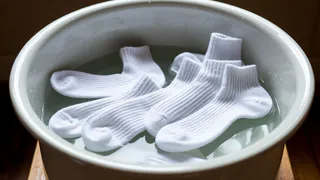 Кидаем сразу 4 ложки в таз — и даже самые затоптанные носки станут белее снега: простой и полезный совет для жизни