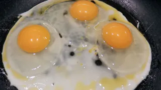 Почему почти все жарят яичницу-глазунью неправильно: 3 ошибки, которые допускают 98% хозяек