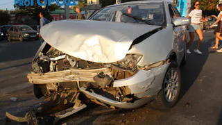 Очередная авария на площади Ленина - столкнулись серебристый седан и Мерседес