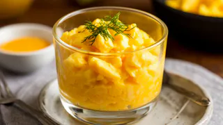 Яичницу на сковородке больше никогда не жарю — беру обычный стакан: получается в миллионы раз вкуснее