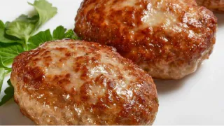 Один ингредиент, и котлеты становятся сочными и пышными: есть на каждой кухне
