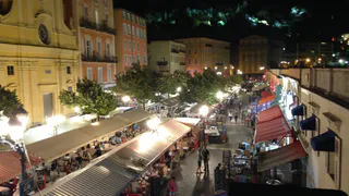 Уволенный продавец основал сеть магазинов с распродажами: очереди в километр