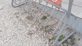 У магазина "Пятерочка" на 2-летнюю девочку упала велопарковка