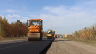В Урмарском районе начали укладывать дорогу от М7, раскопанную ещё летом