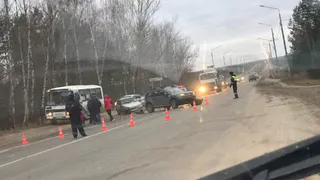 Капоты всмятку: на выезде из Приокского столкнулись ВАЗ и иномарка