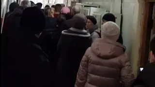 Видео: люди в очереди за талонами заполнили весь коридор в поликлинике №14