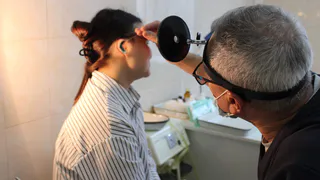 Врачи БСМП помогли пациентке с абсцессом после пирсинга уха