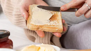 2 продукта натрите — и через 10 минут нежнейшая намазка на хлеб готова: так вкусно, что за ушами затрещит