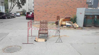 "Стиль лофт": ямы на Скоморошинской огородили холодильником, кухонным гарнитуром и креслом