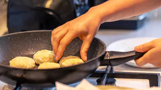 Жарьте котлеты и стейки без брызг: простой лайфхак, который работает безотказно