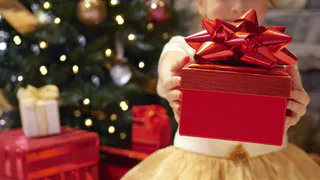 Как обезопасить себя от некачественного подарка детям