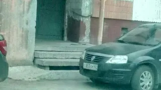 Когда ты в городе один: женщина-водитель заблокировала машиной выход из подъезда