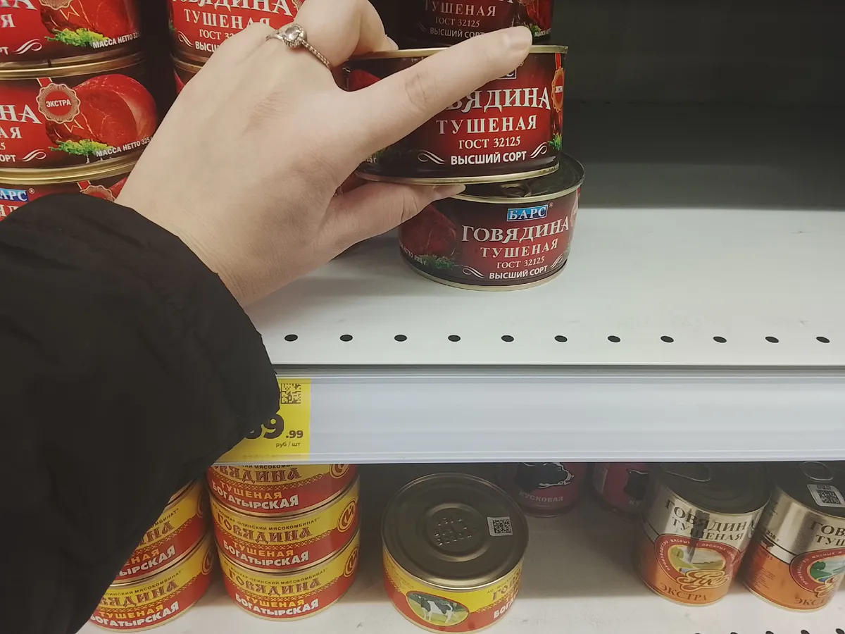 Купила 3 банки дешевой тушенки: открыла и честно рассказываю, как выглядит и можно ли есть