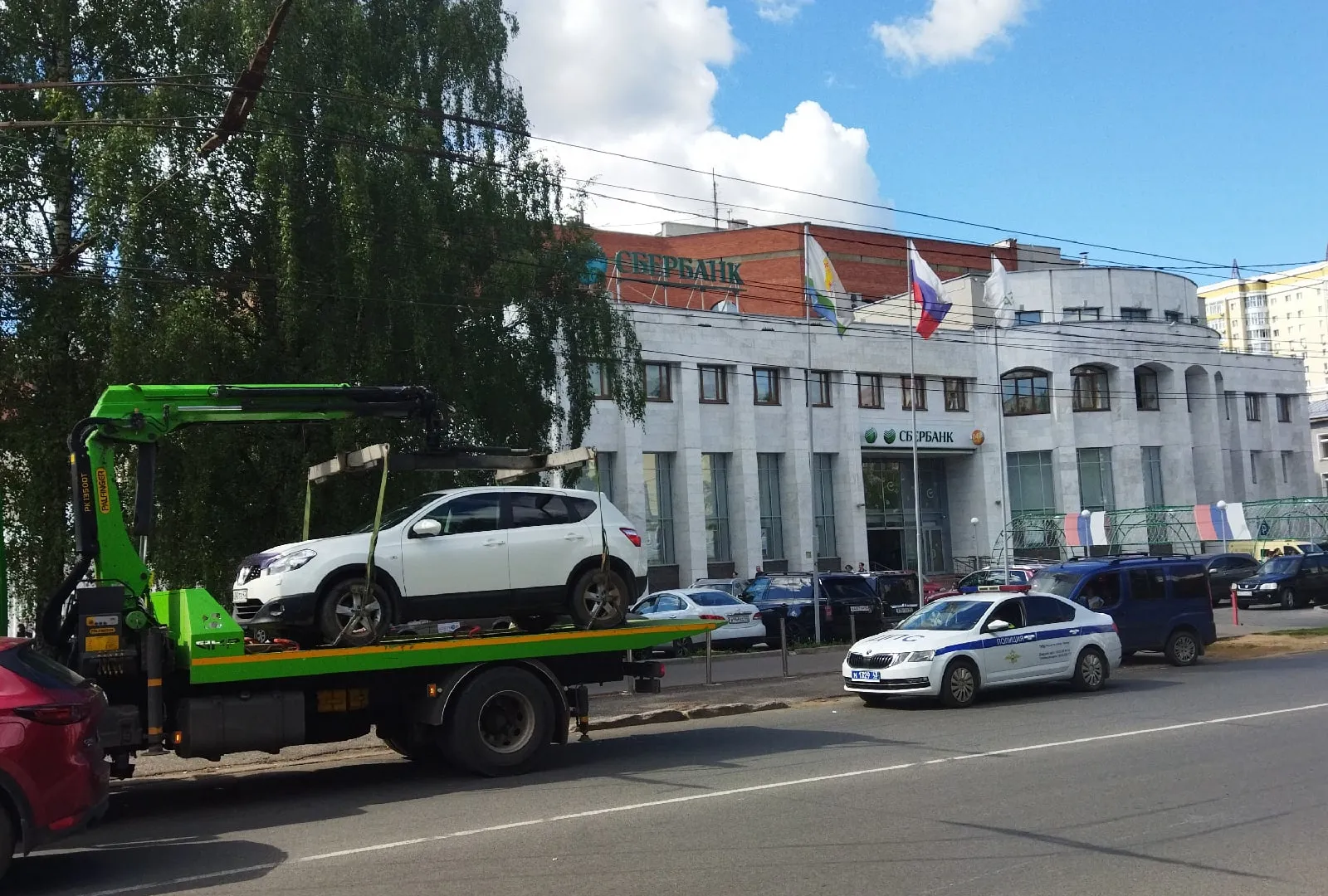 Подошел к авто, а его уже загружают на эвакуатор - инспектор отказывается возвращать. Вот когда по закону обязаны отдать машину