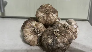 Так делали еще наши предки: положите чеснок под подушку, а утром увидите эффект