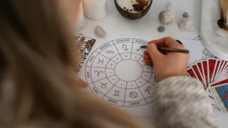 Астрологи предупреждают: сегодня лучше избегать крупных трат, но смелые решения в любви принесут успех