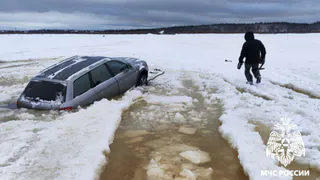 В Коми Audi провалилась под лед