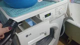 После начала стирки, а не до: вот как правильно засыпать порошок в машинку - жаль, что узнала только в 35