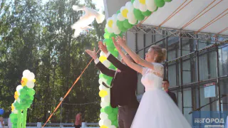 Строитель из Магнитогорска сделал предложение своей девушке, протянув ей вместо кольца проволоку