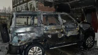 Житель Гусь-Хрустального въехал на машине в здание и поджёг авто