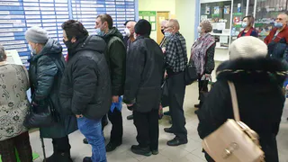 Чтобы взять талон в регистратуру: в 11 больнице сняли огромную очередь