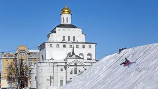 Ребёнок пострадал при катании с горки у Золотых ворот во Владимире