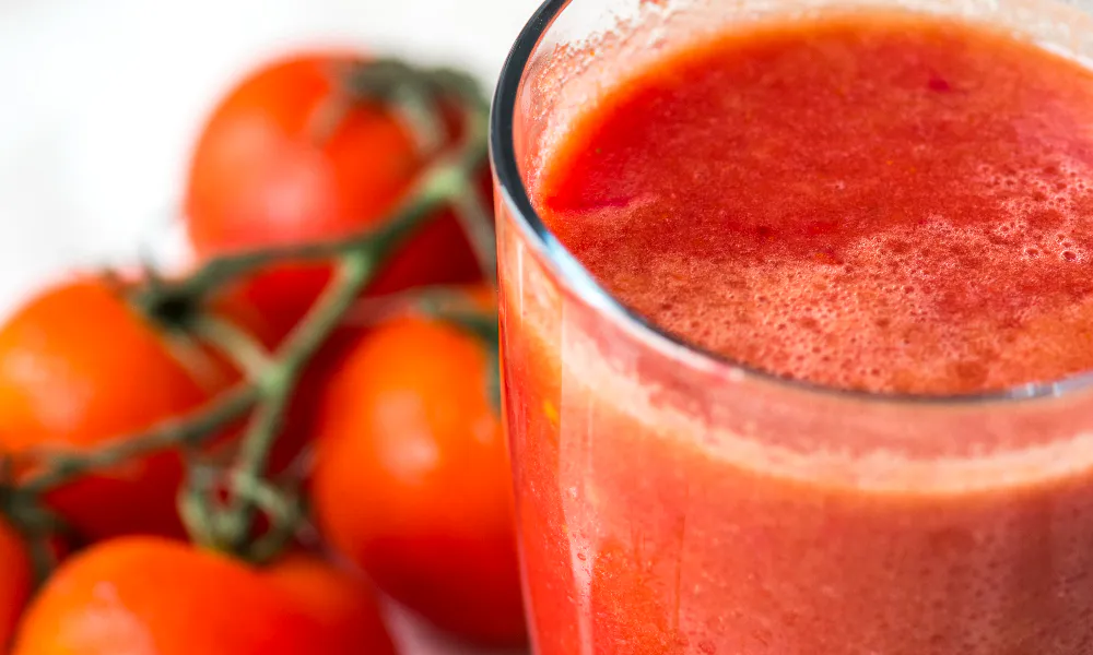 Назвали самый полезный сок для пенсионеров