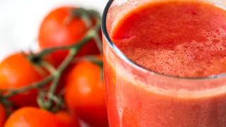 Назвали самый полезный сок для пенсионеров