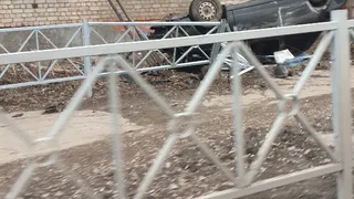В Горроще автомобиль протаранил ограждение и перевернулся. Видео