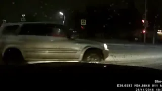 В Рязани чуть не столкнулись 4 машины