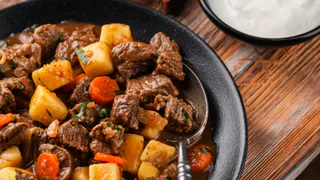 Рецепт и секреты приготовления лучшего жаркого: мясо получается нежным, а картошка - пальчики оближешь