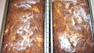 Заливаю муку кипятком и на противень:15 минут и маленькая хитрость  - необыкновенная вкуснятина уже на столе