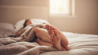 Добавьте 1 ложку на 3 литра воды, и пятки станут мягкими, как у младенца: эффективный метод домашнего ухода за ногами