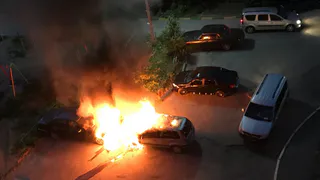 Ночью на Радиозаводской сгорели две машины: подробности ЧП