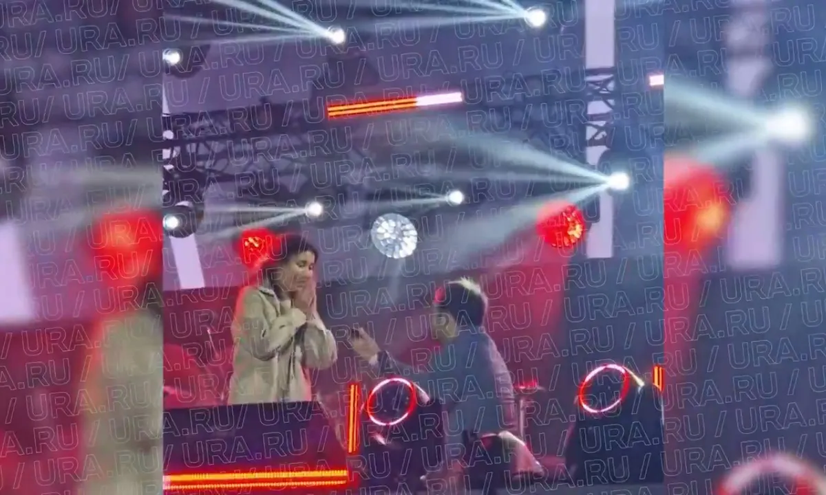 Челябинец сделал предложение своей девушке во время концерта у арены «Трактор»