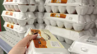 Куриные яйца себе домой хитрые продавцы выбирают вот как: запоминайте эти 2 простых  лайфхака