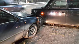 На Московском шоссе столкнулись два автомобиля - в аварии пострадала девушка