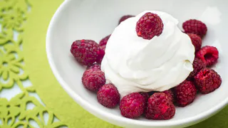 Десерт из двух ингредиентов — взбить их вместе и в морозилку на 4 часа: идеальный вариант на Новый год