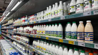 Побелка, а не молоко: специалисты Роскачества назвали бренды молока, которые в «чёрном списке» 