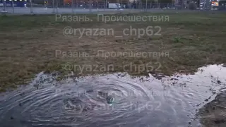 Мощный поток сточных вод вырвался возле гипермаркета «Метро» в Рязани