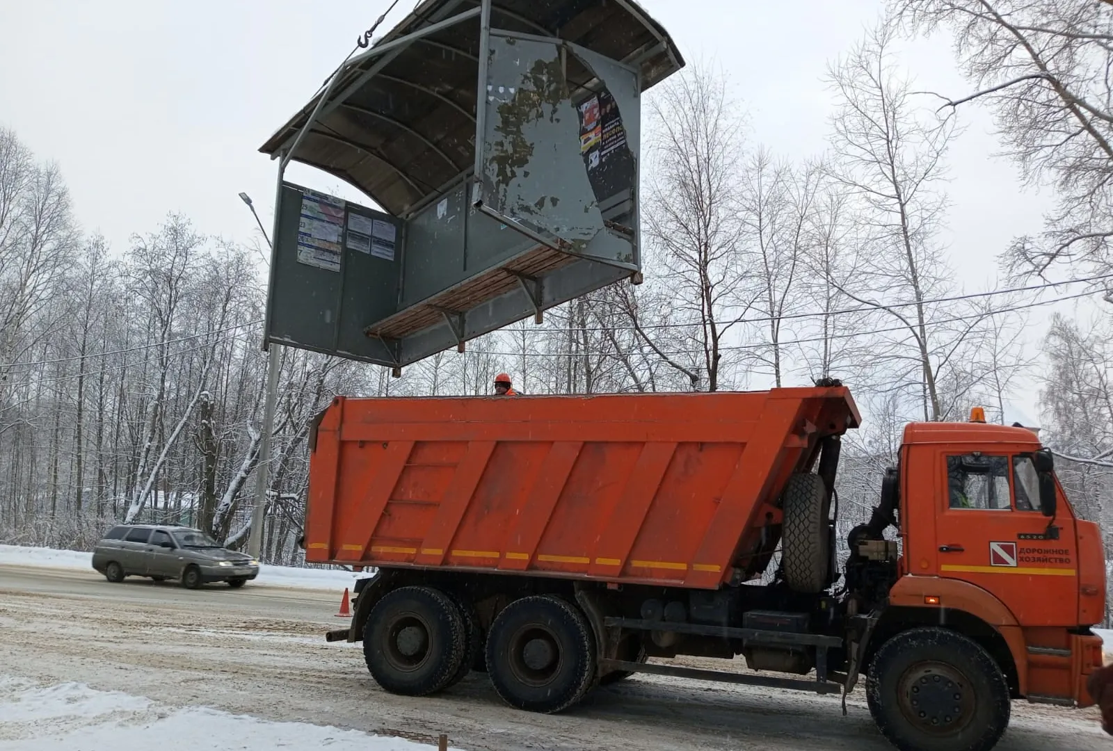 В Коми демонтировали пострадавшую в ДТП остановку