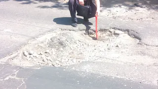 "Чиновники что, по воздуху летают?": горожане требуют отремонтировать дорогу на улице Советской Армии