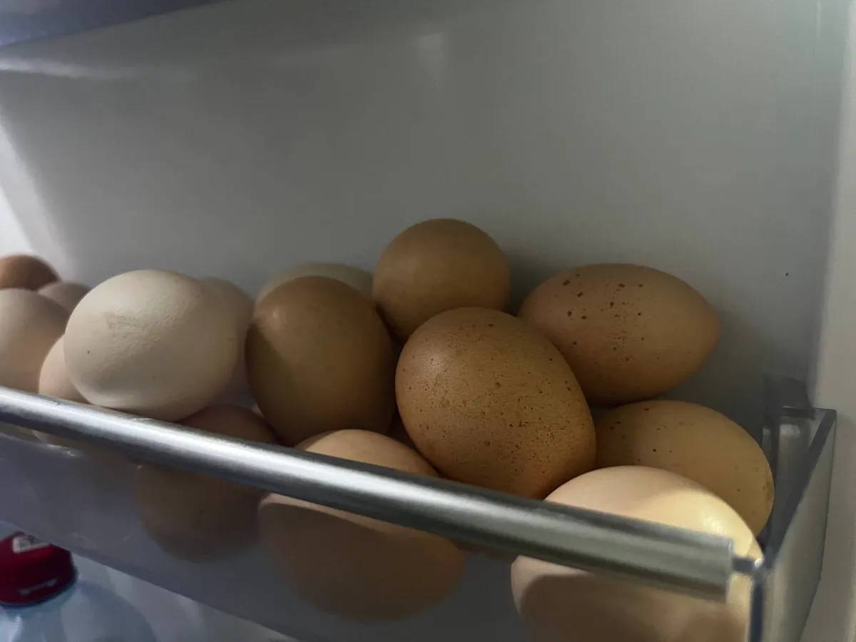 Бросаю в воду при варке яиц это копеечное средство: скорлупа слетает с них сама – совет от опытной соседки