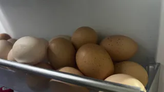 Бросаю в воду при варке яиц это копеечное средство: скорлупа слетает с них сама – совет от опытной соседки
