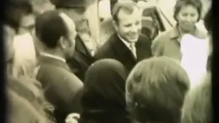 Кадры хроники: Гагарин посещает Рязань. История о том, как "разорили" лоток с литературой