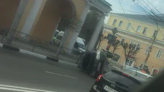В центре Рязани перевернулся внедорожник "Рено" - подробности от очевидца