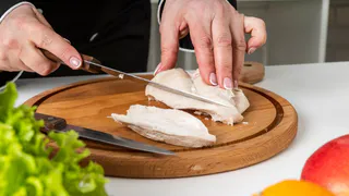 Засеките время — и отварная грудка получится нереально сочной и нежной: даже соус не понадобится 