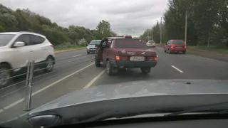 Очевидец - "Водитель такси, который повис на отбойнике, наверное наркоман"