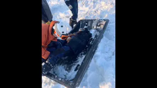 Лыжник едва не замёрз в снегу: спасателям пришлось эвакуировать его на санях‑волокушах